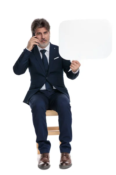 Geschäftsmann, der am Handy sitzt und spricht — Stockfoto