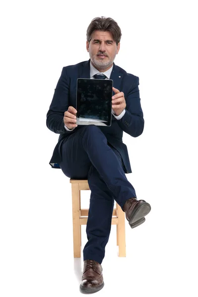 Zakenman zitten en presenteren zijn Tablet gelukkig — Stockfoto