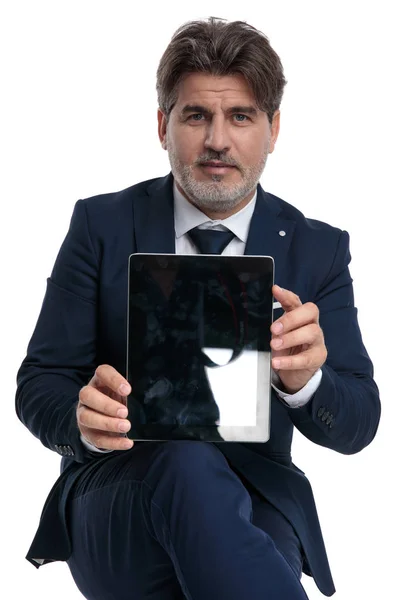 Ritratto di un uomo d'affari che presenta il suo tablet felice — Foto Stock