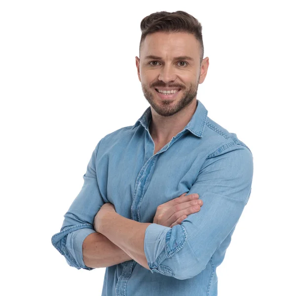 Hombre casual de pie con los brazos cruzados feliz — Foto de Stock