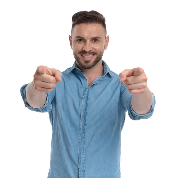 Homem casual apontando para a frente feliz — Fotografia de Stock