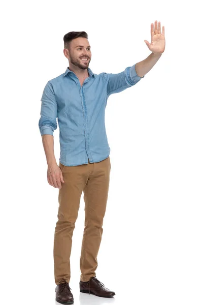 Casual człowiek stojący i machając ręką szczęśliwy — Zdjęcie stockowe