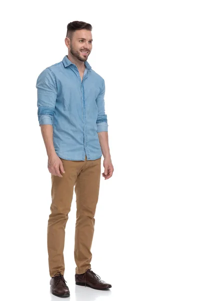 Casual man standing and looking ahead happy in side view — Stock Photo, Image