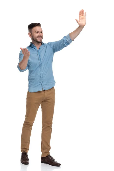 Casual man salutera med en hur är du underteckna — Stockfoto