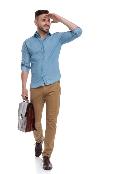Alkalmi ember sétál a táskát, és kezét a homlokán — Stock Fotó