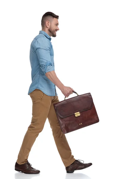 Случайный человек с чемоданом, идущий впереди счастливый — стоковое фото