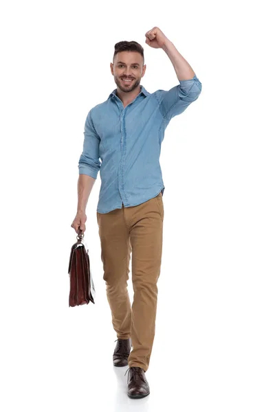 Hombre casual con maletín caminando victorioso — Foto de Stock