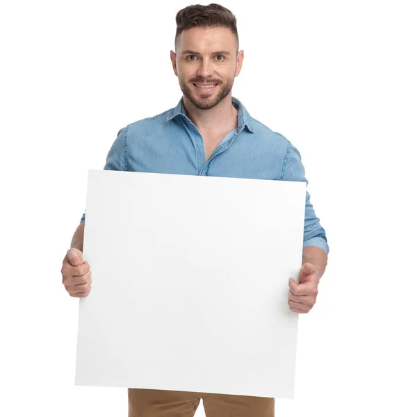 Uomo casual in piedi con cartellone su mani felici — Foto Stock