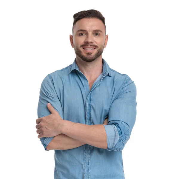 Casual man standing with arms crossed confident — Stock Photo, Image