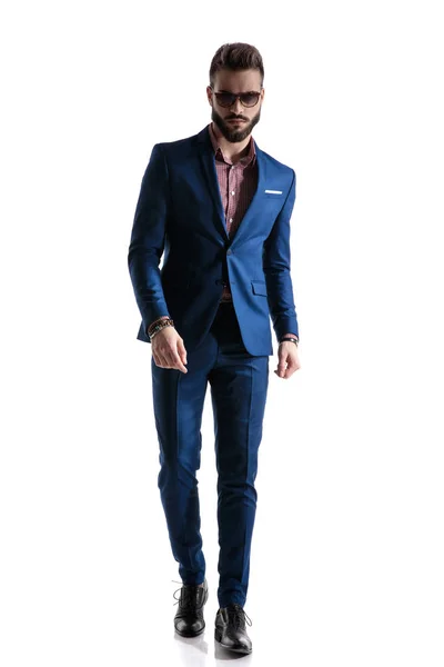 Uomo d'affari formale in abito blu a piedi fiducioso — Foto Stock