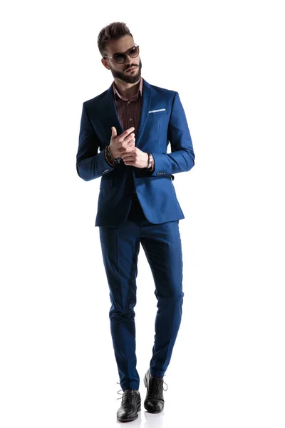 Uomo d'affari formale in abito blu a piedi fiducioso e guardando aw — Foto Stock