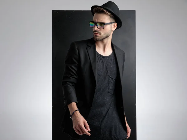 Arrogante uomo casual con cappello e occhiali da sole — Foto Stock