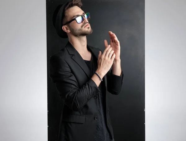 Hombre casual inteligente con sombrero y gafas de sol en el estudio —  Fotos de Stock