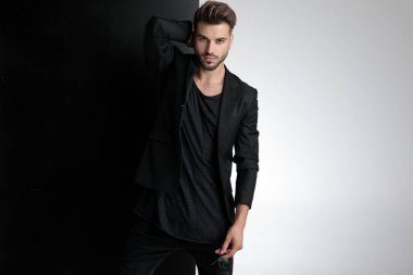 stüdyoda güneş gözlüğü tutan baştan çıkarıcı genç adam