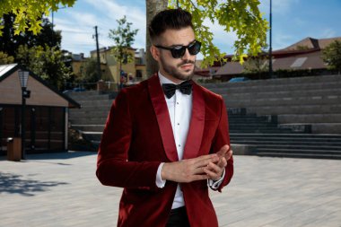 kırmızı kadife smokin giyen kibirli genç zarif adam 