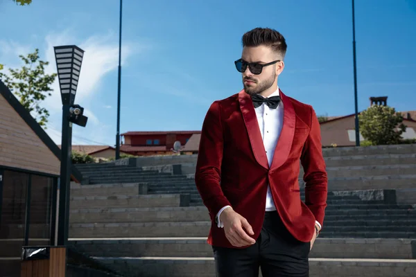 Confiante jovem homem elegante vestindo smoking de veludo vermelho — Fotografia de Stock