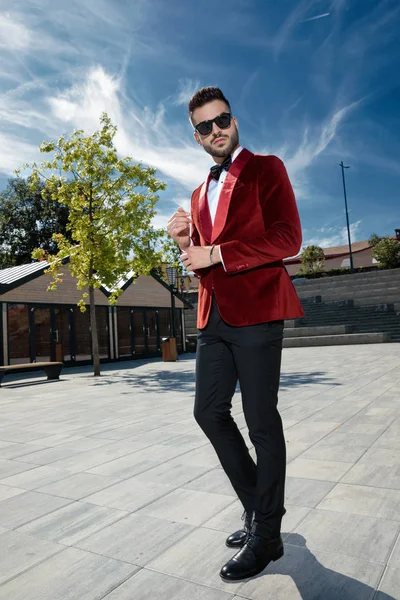 Arrogante joven elegante hombre ajuste manga al aire libre —  Fotos de Stock