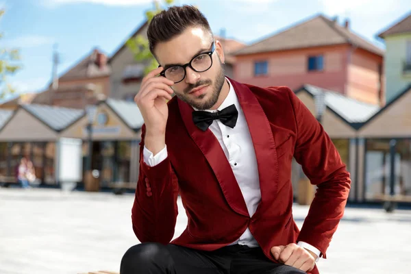 Svůdný mladý elegantní muž oblečený do rudých sametových tuxedu — Stock fotografie