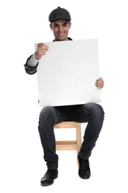 koltuklu rahat adam billboard tutan ve ileri mutlu işaret