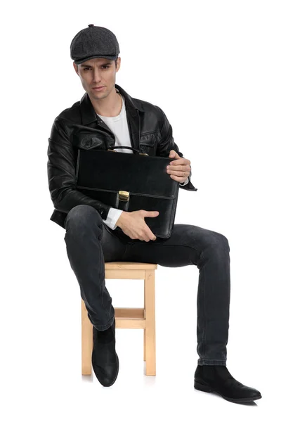 Sitzender lässiger Mann mit Aktentasche und vorausblickendem Vertrauen — Stockfoto