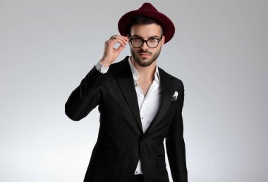 gözlük sabitleme ve kamera baştan çıkarıcı bakarak işadamı