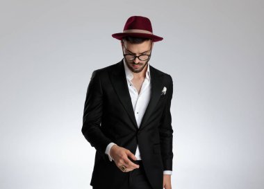 işadamı ayakta ve üzgün aşağı bakıyor