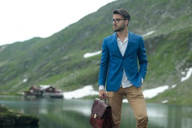 doğada açık yan görünümlü moda genç model