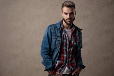 mavi kot ceket giyen kibirli genç moda modeli