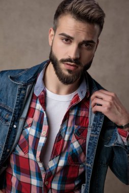 mavi kot ceket giyen kibirli moda modeli 