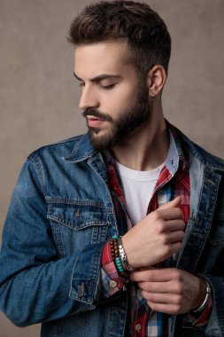 mavi kot ceket giyen rahat genç moda adam