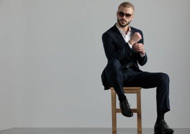 işadamı otururken ve dalgın bakarken el ele tutuşuyor