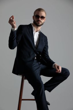 işadamı oturan ve ciddi çek isteyen