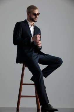 işadamı otururken ve el ele tutuşarak ileriye bakarken sırd