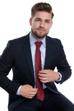 beyaz arka plan üzerinde kravat sabitleme genç işadamı chaming