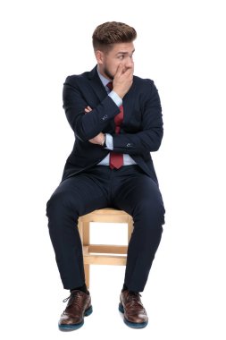 şok genç işadamı el ile ağız kapsayan