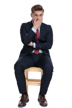 şok genç işadamı el ile ağız kapsayan