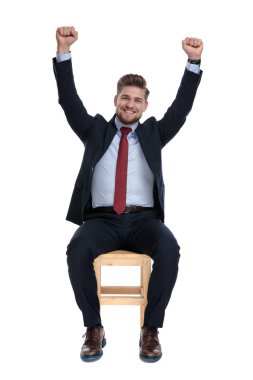 havada elleri ile oturan hevesli genç işadamı