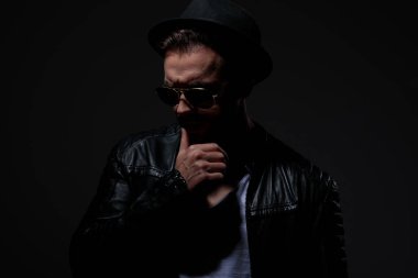 dramatik serin adam dudakları dokunmadan ve deri ceket giyiyor