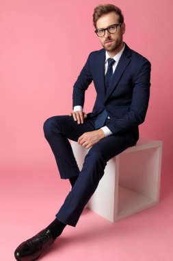 işadamı istirahat elleriyle oturan ve kamera ser bakarak