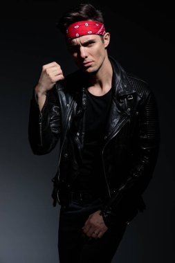 deri ceket ve kırmızı bandana giyen serin moda modeli