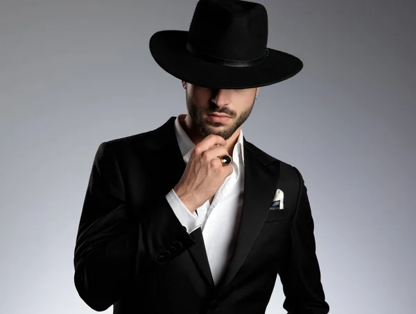 Mystérieux jeune homme élégant portant smoking et chapeau noir — Photo