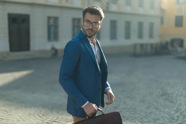 Arrogant smart casual man looking to side outdoor — Stock Photo, Image