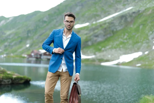 Homme Décontracté Intelligent Debout Avec Lac Derrière Lui — Photo