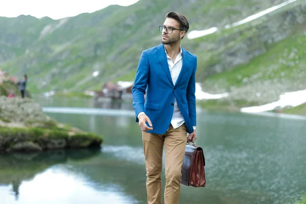 Smart casual man walking and admiring nature — Stock Photo, Image