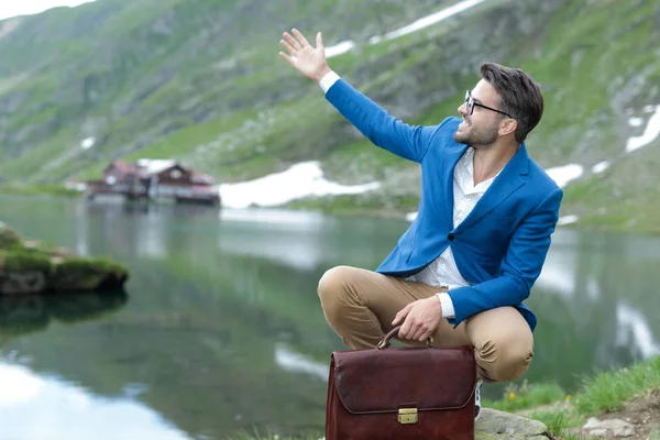 Smart casual man looking to side and presenting nature — Stock Photo, Image