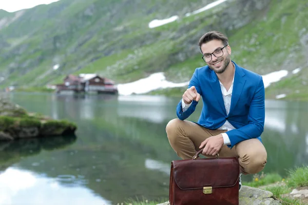 Hombre casual inteligente señalando dedo al aire libre en la naturaleza — Foto de Stock