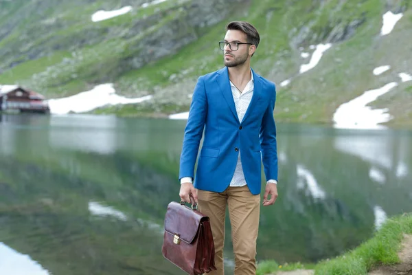 Smart casual man admiring nature and looking to side — Stock Photo, Image