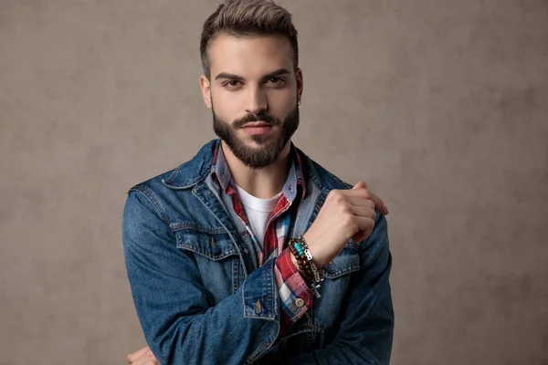 Modelo de moda jovem casual vestindo casaco de ganga azul — Fotografia de Stock