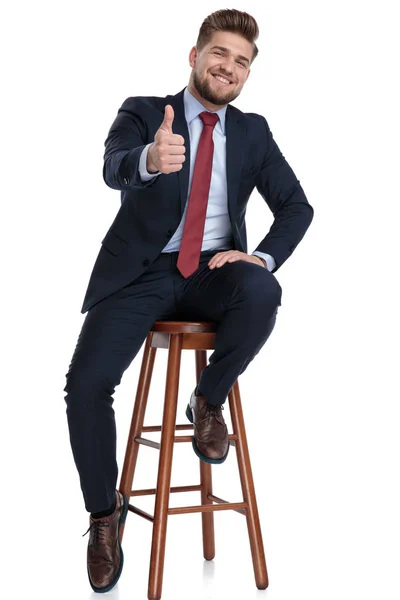 Entusiasta jovem empresário fazendo polegares para cima sinal — Fotografia de Stock