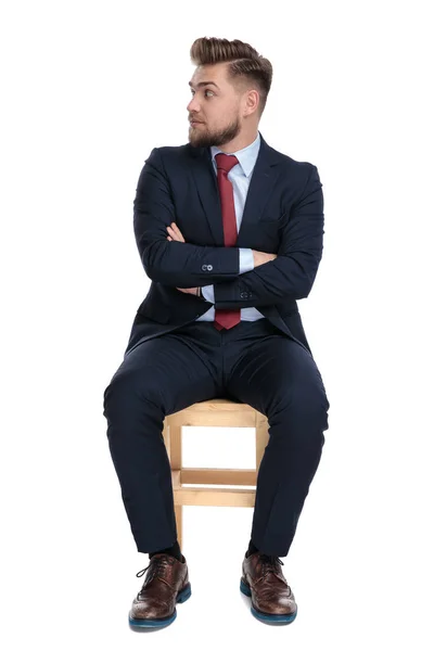 Geschokt jonge zakenman op zoek naar kant en klap armen — Stockfoto